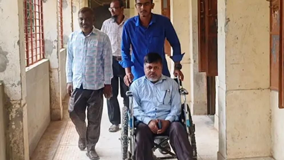 দুই পায়ের শক্তি হারিয়েও শিক্ষার আলো ছড়াচ্ছেন অপূর্ব