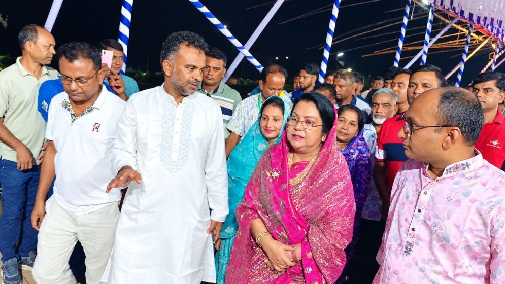 মধ্যরাতে নৌকা বাইচের ঘাটে খাদ্যমন্ত্রী