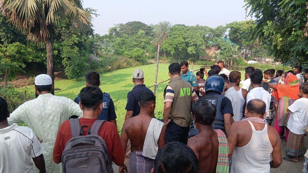 ছাত্রলীগ নেতার বাড়ির সামনে থেকে ককটেলসদৃশ ১০ বস্তু উদ্ধার