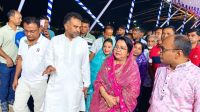 মধ্যরাতে নৌকা বাইচের মাঠে খাদ্যমন্ত্রী