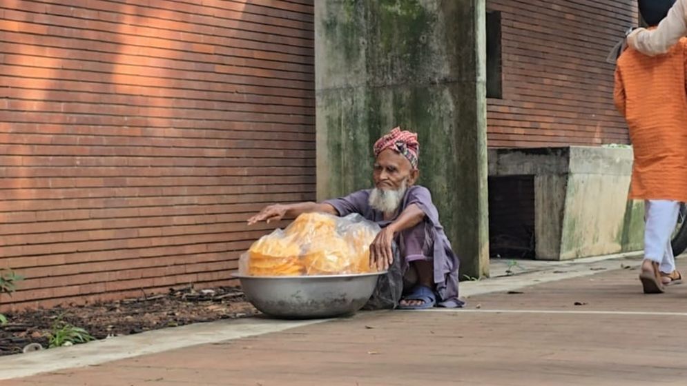 ‎বয়সের ভারে নুয়ে পড়েছে শরীর, তবু ভিক্ষার হাত বাড়াননি সামাদ