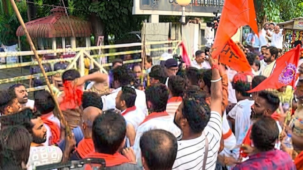এসআরএফটিআইয়ে ফের উত্তেজনা, গেট ভেঙে ঢোকার চেষ্টা হিন্দু জাগরণ মঞ্চের
