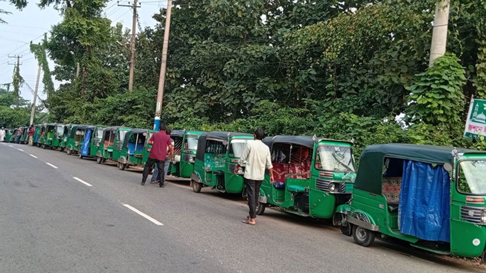 রাঙামাটিতে এলপিজির তীব্র সংকট, ভোগান্তিতে চালকরা