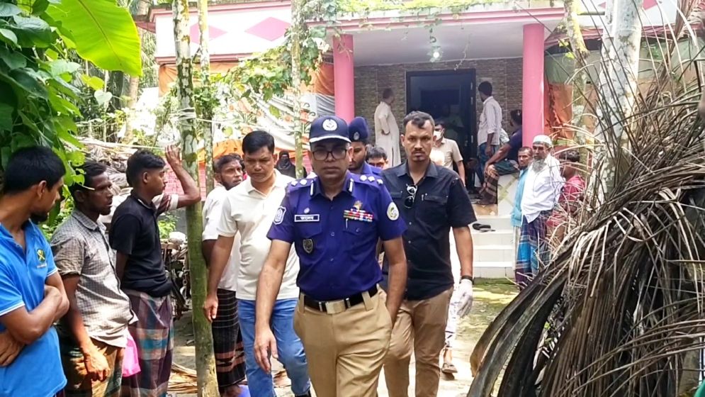 পিরোজপুরে গৃহবধূকে হত্যা ও মালামাল লুট, ঘরে মিলল বিবস্ত্র লাশ
