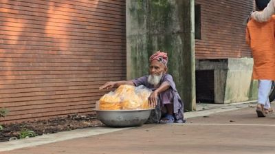 ‎বয়সের ভারে নুয়ে পড়েছে শরীর, তবু ভিক্ষার হাত বাড়াননি সামাদ