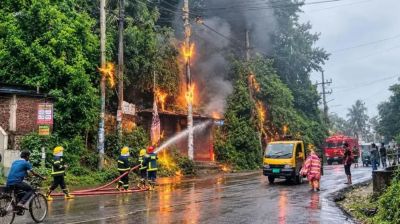 চট্টগ্রামে বৈদ্যুতিক খুঁটিতে আগুন