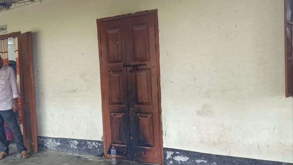 অধ্যক্ষ নিয়োগ ও উপাধ্যক্ষের অপসারণ দাবির মুখেই কলেজে পেট্রল ঢেলে আগুন