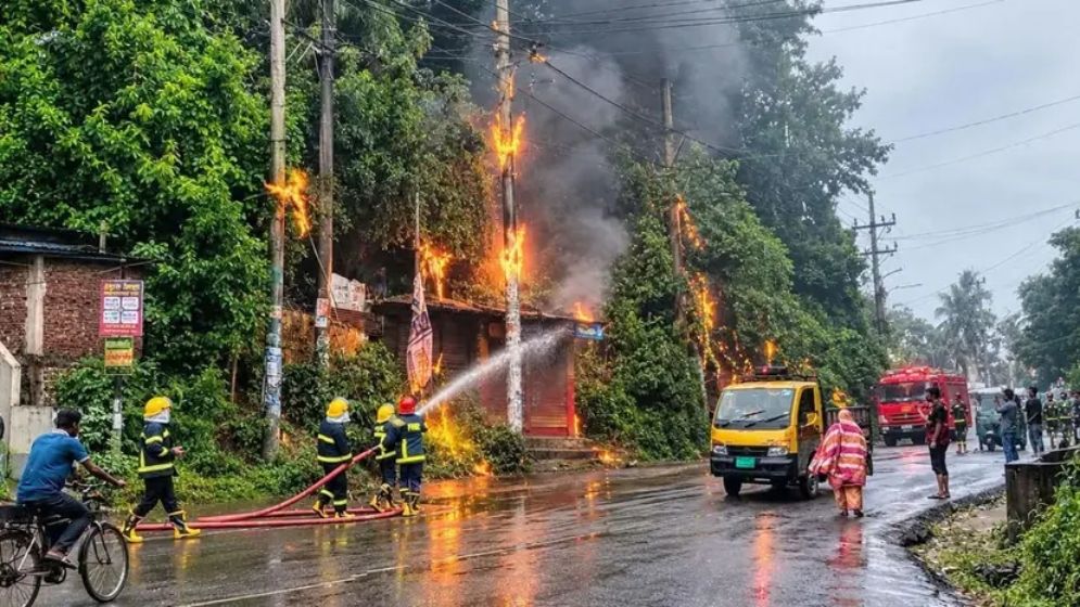 চট্টগ্রামে বৈদ্যুতিক খুঁটিতে আগুন