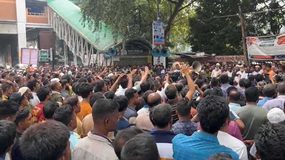 বিদ্যুৎসংযোগ বিচ্ছিন্নের প্রতিবাদে ঢাকায় সড়ক অবরোধ অটোরিকশাচালকদের