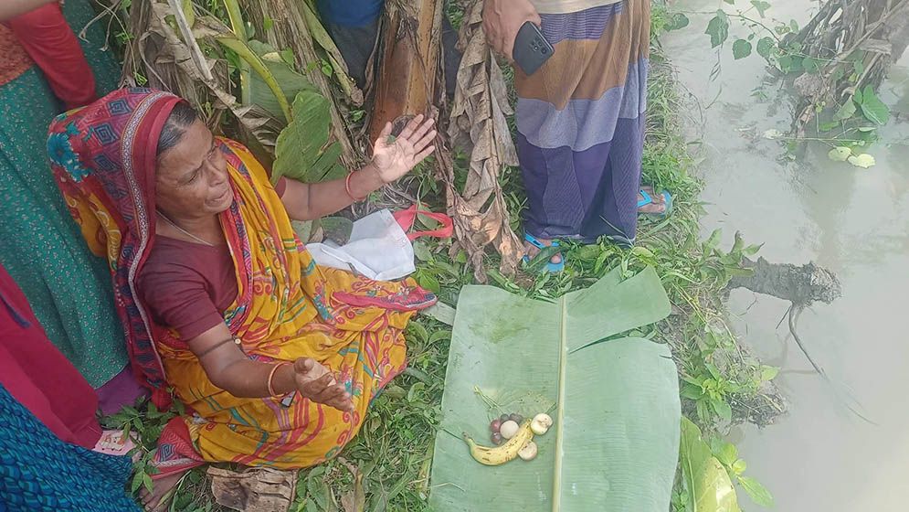 সন্ধ্যা নদীর ভাঙন ঠেকাতে যা করলেন নারী