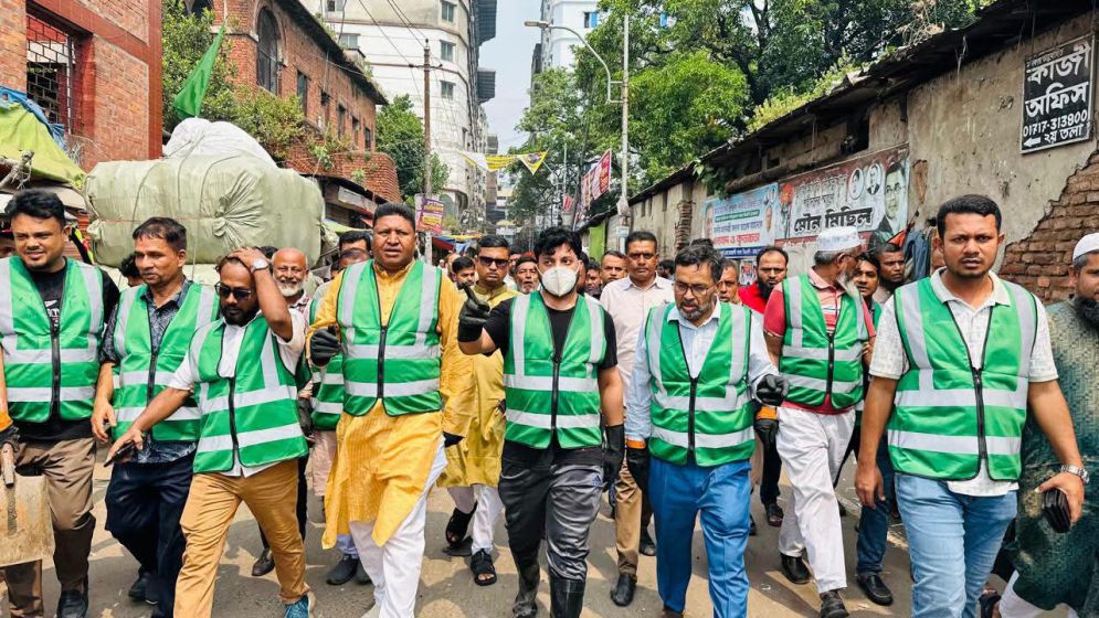 ডেঙ্গু ঠেকাতে পুরান ঢাকায় পরিচ্ছন্নতা অভিযানে প্রতিমন্ত্রী ইশরাক