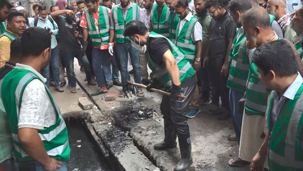রাজধানীতে ডেঙ্গু প্রতিরোধে প্রতিমন্ত্রীর পরিচ্ছন্নতা অভিযান