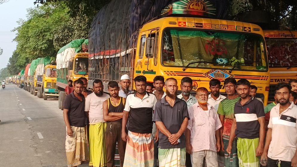 গুদামে সারবোঝাই অর্ধশত ট্রাক আটকা, মাঠে হাহাকার