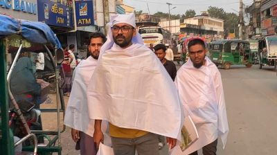 কাফনের কাপড় পরে রাস্তায় একদল যুবক, অতঃপর...