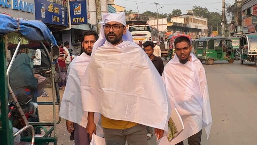 কাফনের কাপড় পরে রাস্তায় একদল যুবক, অতঃপর...