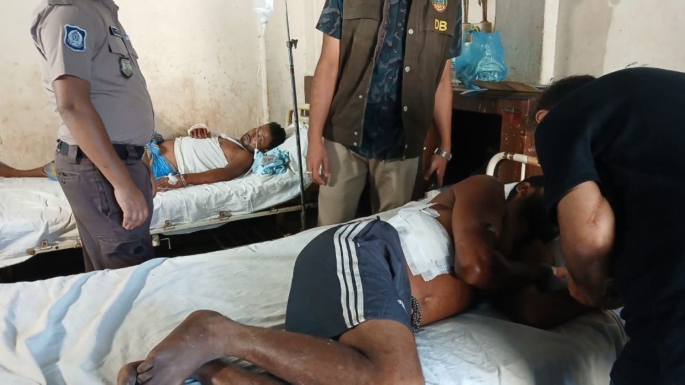 বাংলাদেশি ভেবে নিজ দেশের দুই নাগরিককে গুলি করে ফেলে গেল বিএসএফ