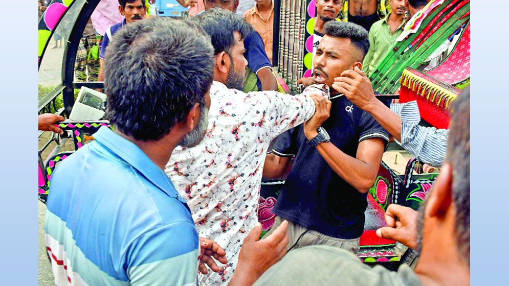 অটোরিকশা চালকদের অবরোধ ভাঙচুর