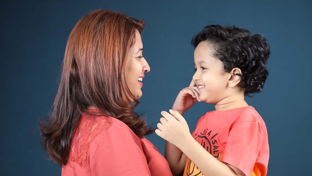 কথার সময় বাবা-মায়ের মুখ স্পর্শ শিশুর, এর পেছনে থাকতে পারে যে কারণ