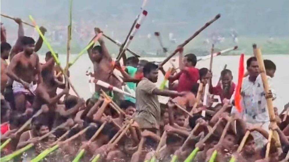 নৌকা বাইচে বৈঠা নিয়ে সংঘর্ষ, আহত ১৫