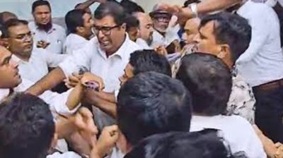 নারায়ণগঞ্জ বার ভবনে আইনজীবীদের দুপক্ষের হট্টগোল-ধাক্কাধাক্কি