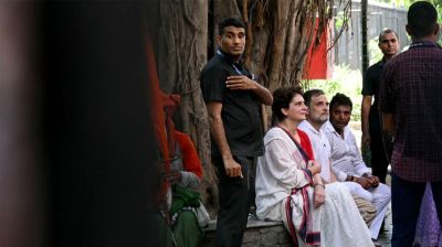আটকের কয়েক মিনিট পর ছেড়ে দেওয়া হলো রাহুল-প্রিয়াঙ্কাকে