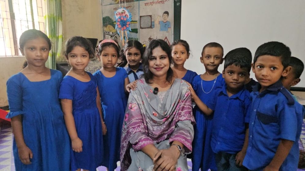 প্রকৌশলী-বিসিএস ক্যাডারের চাকরি ছেড়ে প্রান্তিক শিশুদের পড়ান নায়লা