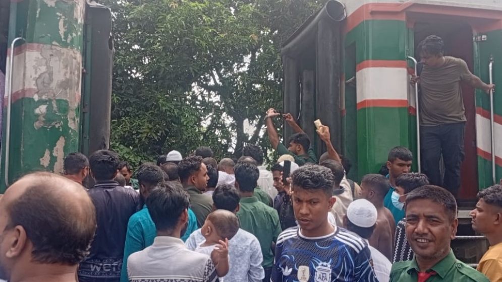 হুক ভেঙে তিস্তা এক্সপ্রেসের বগি বিচ্ছিন্ন