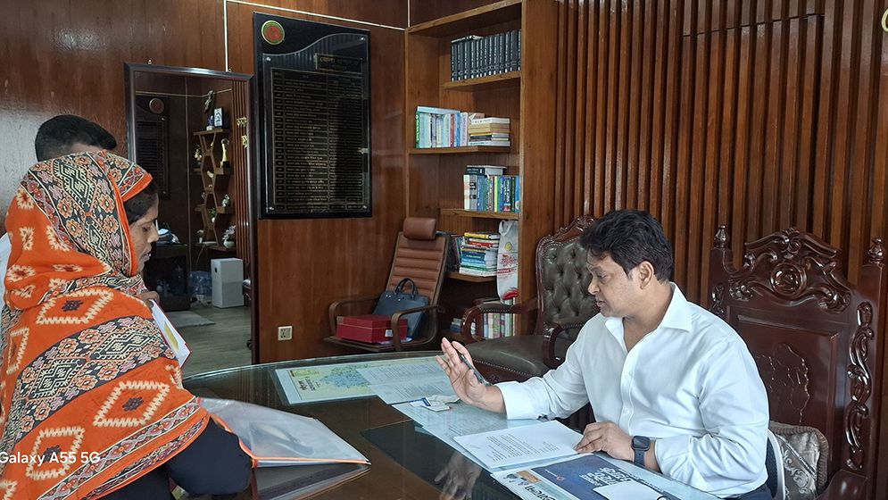 সরাসরি অসহায় মানুষের কথা শুনে তাৎক্ষণিক ব্যবস্থা নেন গাজীপুরের ডিসি