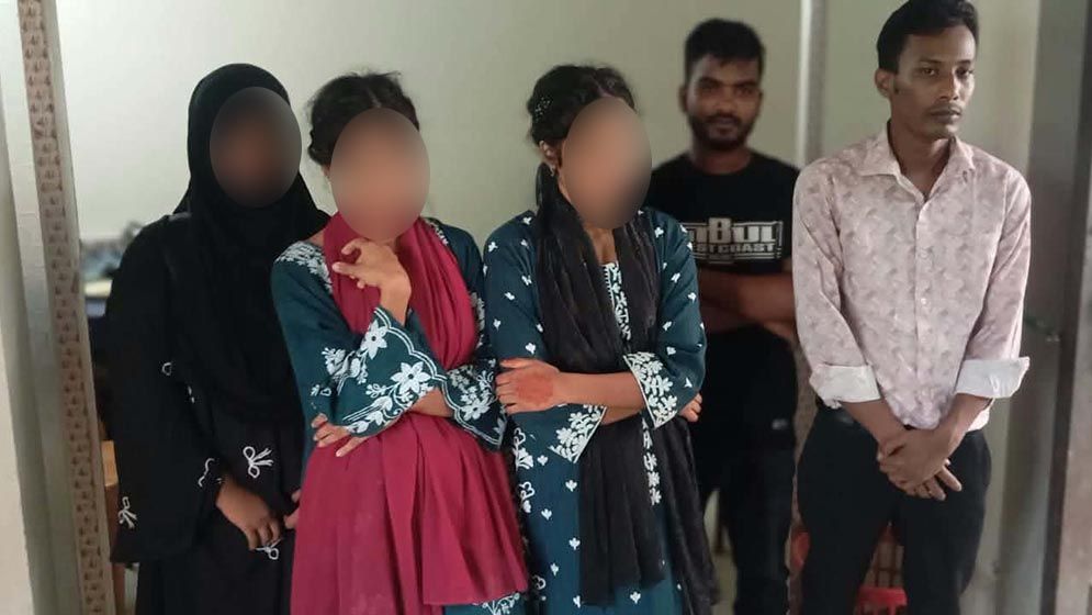 জাবির জঙ্গল থেকে ৩ নারীসহ আটক ৫