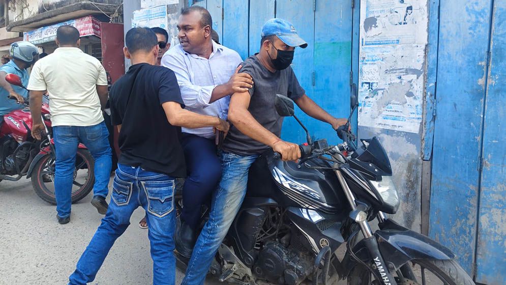 সাবরেজিস্ট্রারকে তুলে নেওয়ার অভিযোগ, আধঘণ্টা পর যা ঘটল