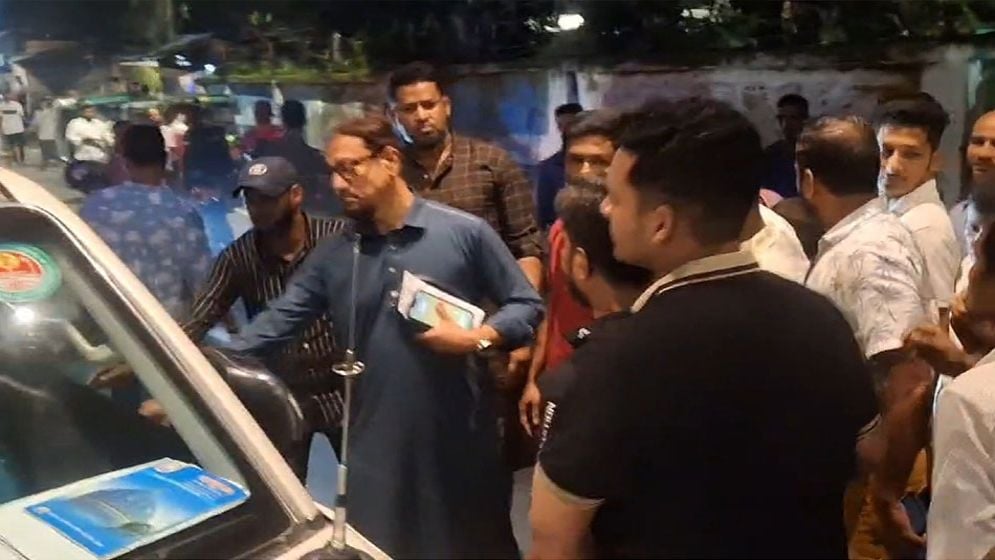 চসিক মেয়রের হস্তক্ষেপে গ্রেফতার এড়াল শীর্ষ সন্ত্রাসী বগা!