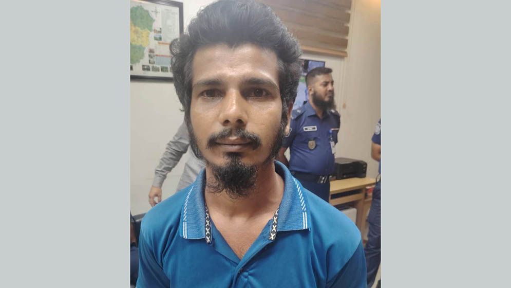 বীরশ্রেষ্ঠ হামিদুর রহমানের ভাস্কর্যে জুতার মালা, আটক ১