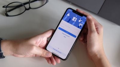 ফেসবুকে পুরনো মেইল আইডি বদলাবেন যেভাবে