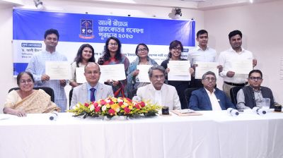 ঢাবির ৮ শিক্ষার্থী পেলেন আলী রীয়াজ গবেষণা পুরস্কার ও বৃত্তি