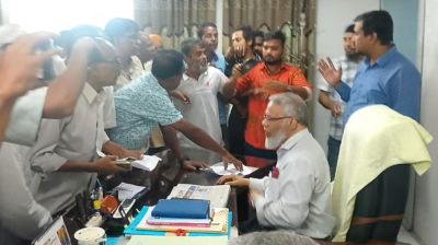 কার্যালয়ে ঢুকে হুমকি টানাহ্যাঁচড়া, পদত্যাগে বাধ্য হলেন উপাচার্য