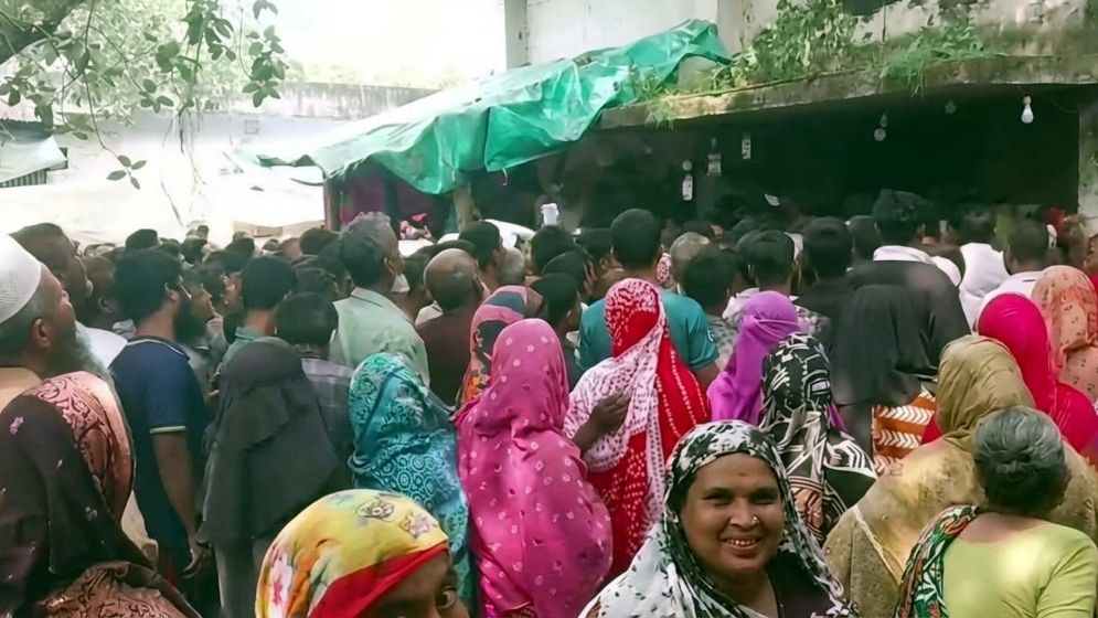 সারের জন্য কৃষকের উপচে পড়া ভিড়, ডিলারের দোকানে উত্তেজনা
