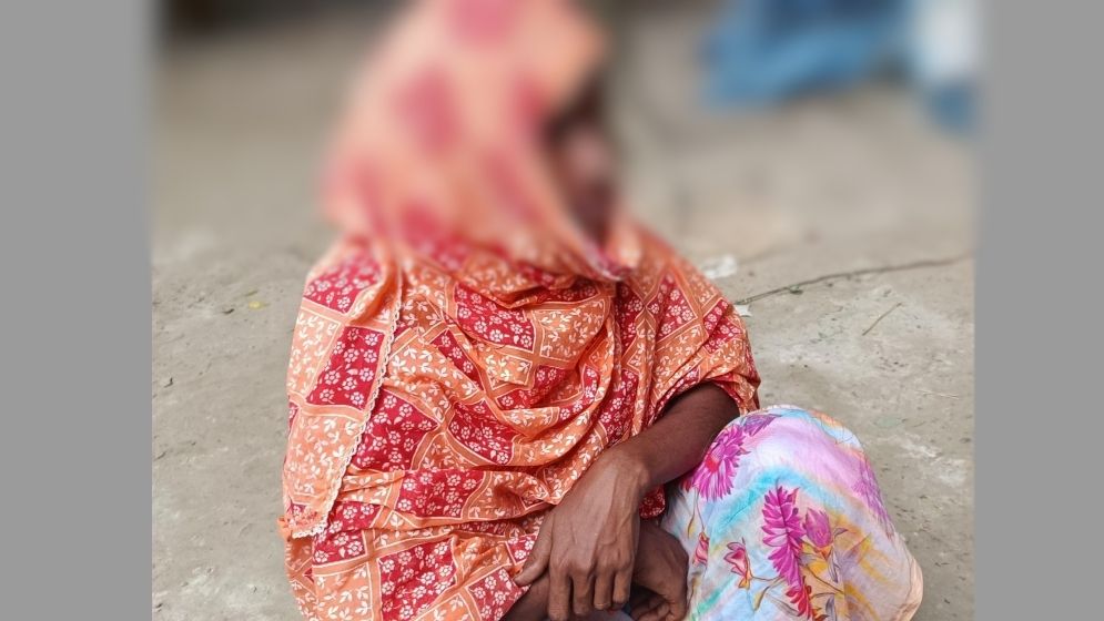 বিয়ের দাবিতে প্রেমিকের বাড়িতে তিন সন্তানের জননীর অনশন