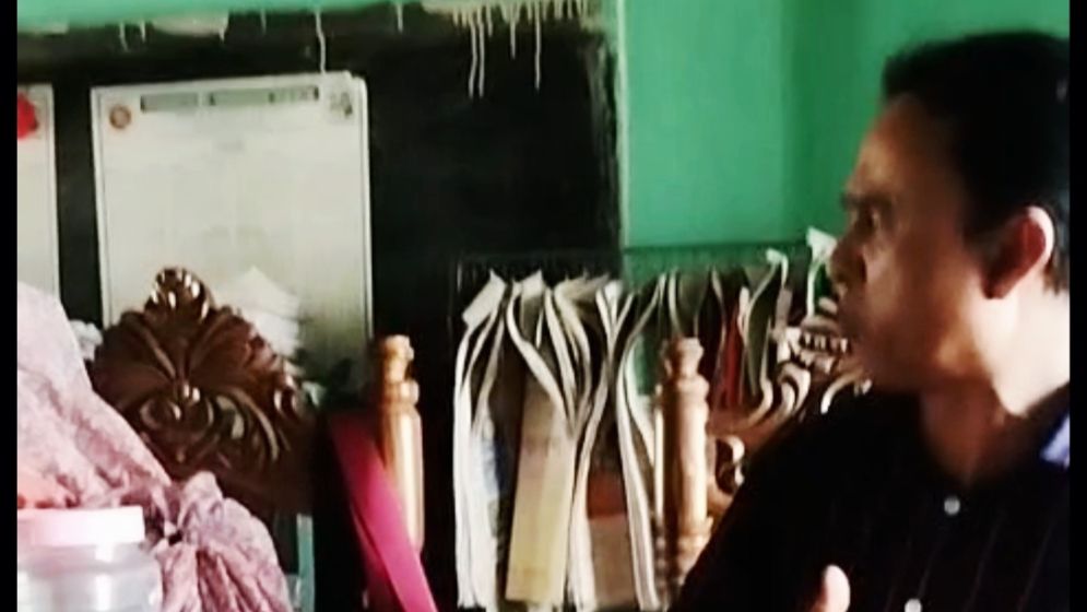 বিদ্যালয়ের সভায় ‘কথা কস ক্যারে’ বলে শিক্ষিকাকে থাপ্পড় শিক্ষকের