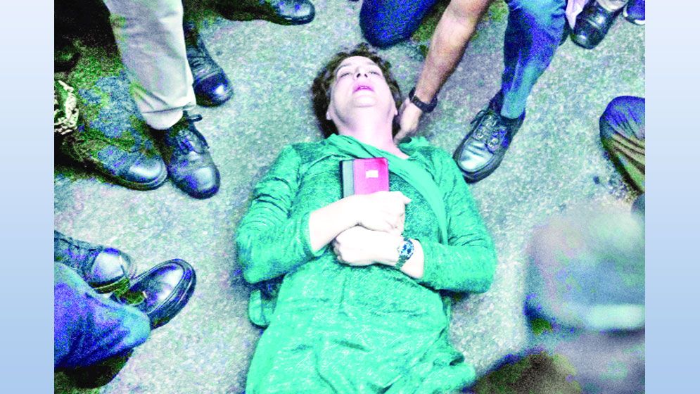 ব্যাপক বিক্ষোভ কংগ্রেসের, হেনস্তা প্রিয়াংকাকে