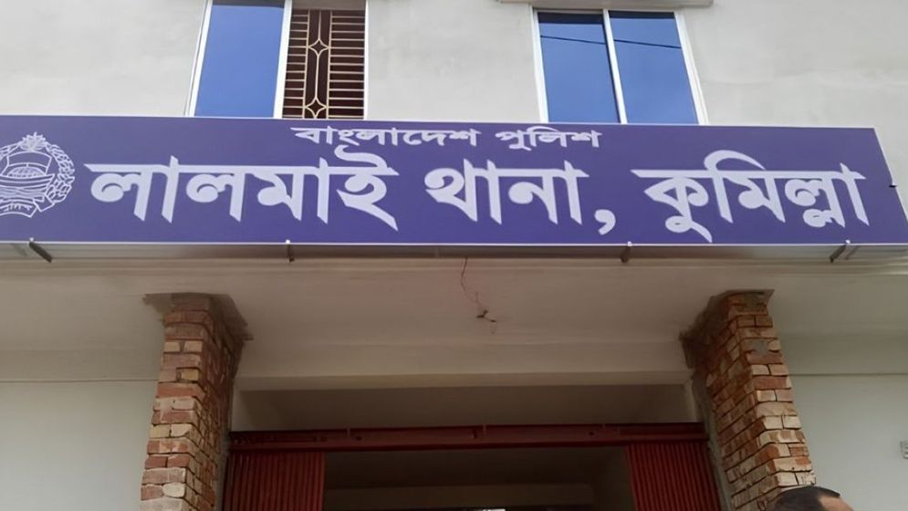 ফসলি জমিতে গলায় গামছা প্যাঁচানো তরুণীর লাশ, পাশে মিলল অটোরিকশা