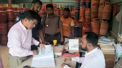 নোয়াখালীতে অতিরিক্ত দামে সিলিন্ডার বিক্রি, দুই প্রতিষ্ঠানকে জরিমানা