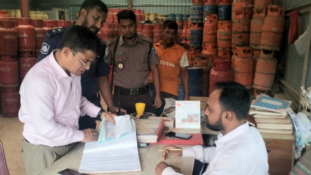 নোয়াখালীতে অতিরিক্ত দামে সিলিন্ডার বিক্রি, দুই প্রতিষ্ঠানকে জরিমানা