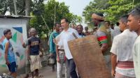 লাঠিসোটা নিয়ে মুখোমুখি অবস্থান ৪ গ্রামের মানুষের, শান্ত করলেন এমপি