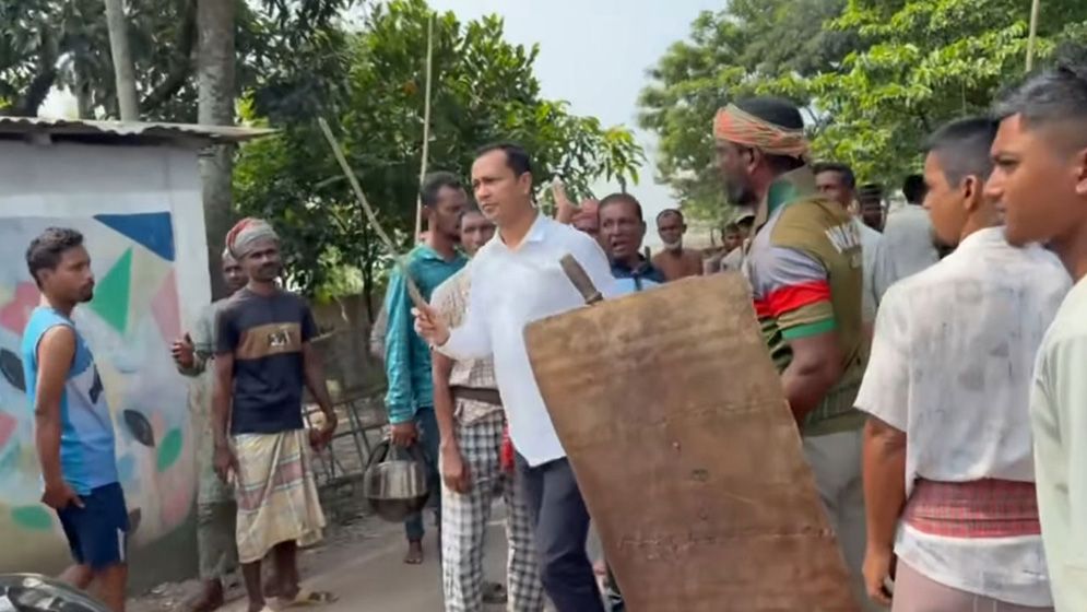 লাঠিসোটা নিয়ে মুখোমুখি অবস্থান ৪ গ্রামের মানুষের, শান্ত করলেন এমপি