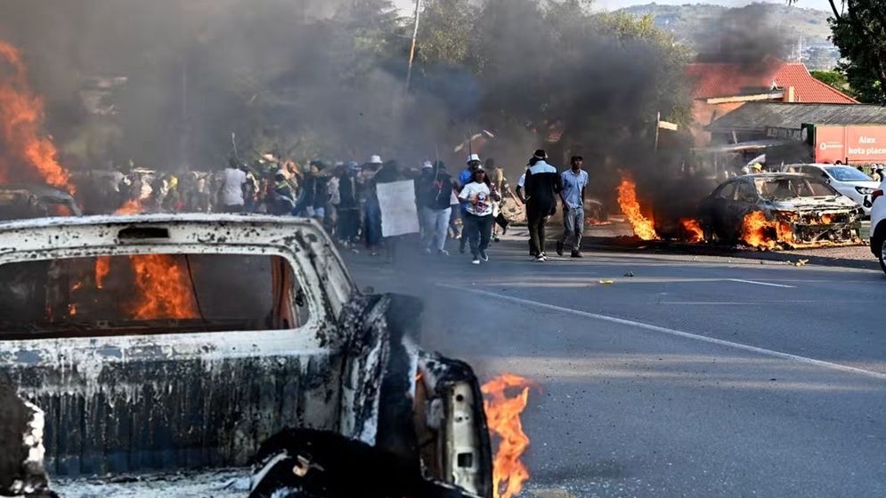 অ্যাসাইলাম ইস্যুতে উত্তাল দক্ষিণ আফ্রিকা, ২৪ গাড়িতে আগুন