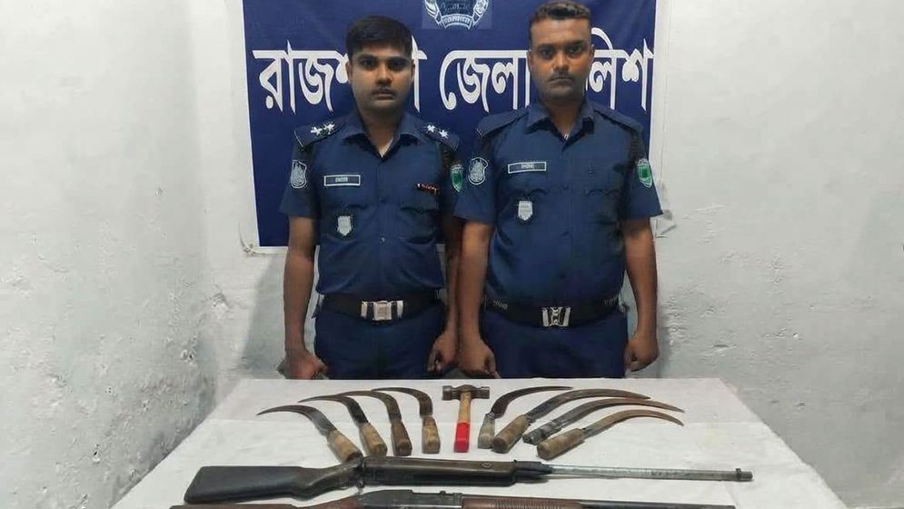 রাজশাহীর চরে বন্দুক-এয়ারগানসহ দেশীয় অস্ত্র উদ্ধার, গ্রেফতার ১