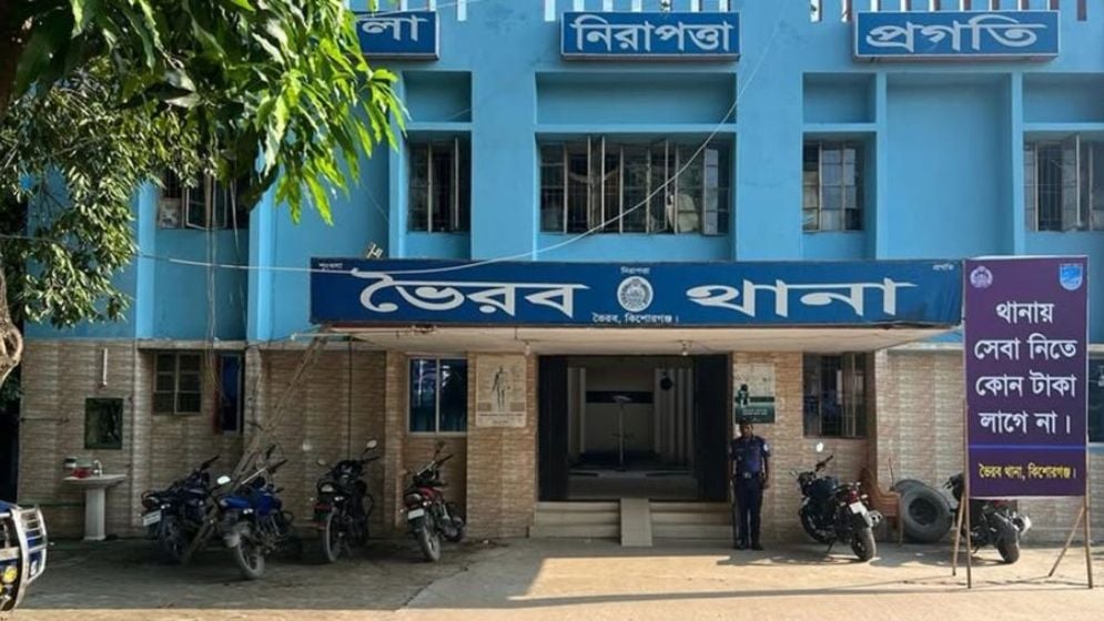 মসজিদের সামনে মোনাজাত ধরে বিচার চাইলেন বৃদ্ধা, কিছুক্ষণ পরই...