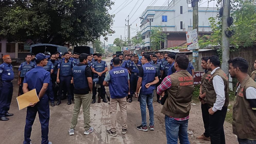 পদ্মার দুর্গম চরে দিনভর পুলিশের সাঁড়াশি অভিযান, গ্রেফতার ২৫