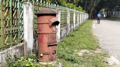 চিঠির খাম থেকে পার্সেল, বদলে যাওয়া ডাকপিয়নের গল্প