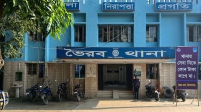 মসজিদের সামনে মোনাজাত ধরে বিচার চাইলেন বৃদ্ধা, কিছুক্ষণ পরই...